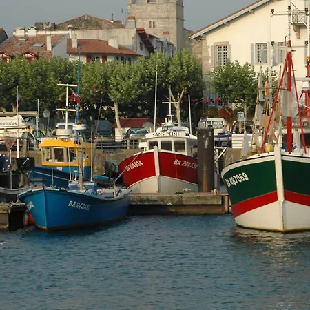: Avec Terrasse, 2 Ch. Et Parking Au Coeur Historique - Fr-1-792-34 Saint-Jean-de-Luz
